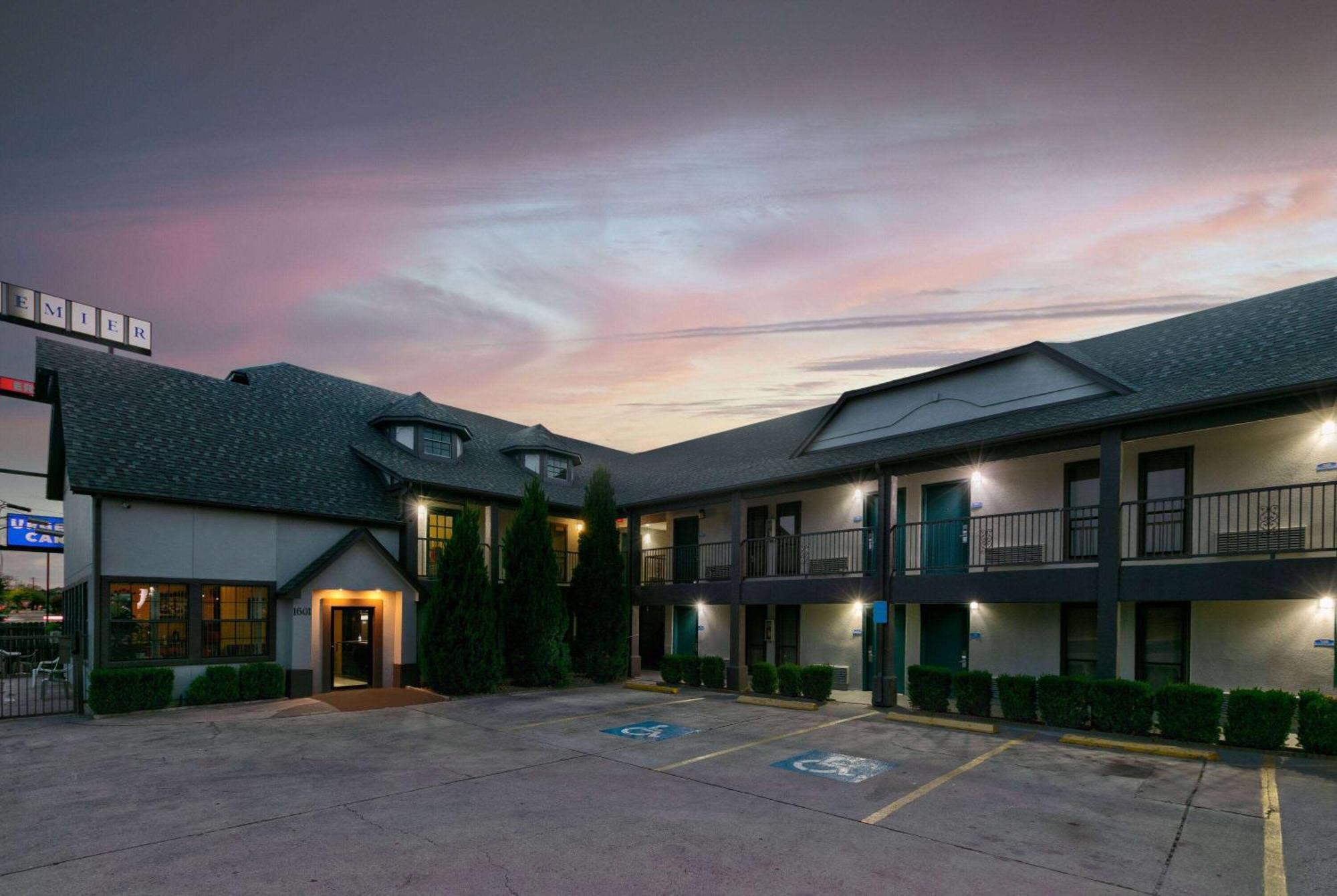 ฮาวเวิร์ด จอห์นสัน บาย วินด์แฮม ซานมาร์คอส Hotel ภายนอก รูปภาพ