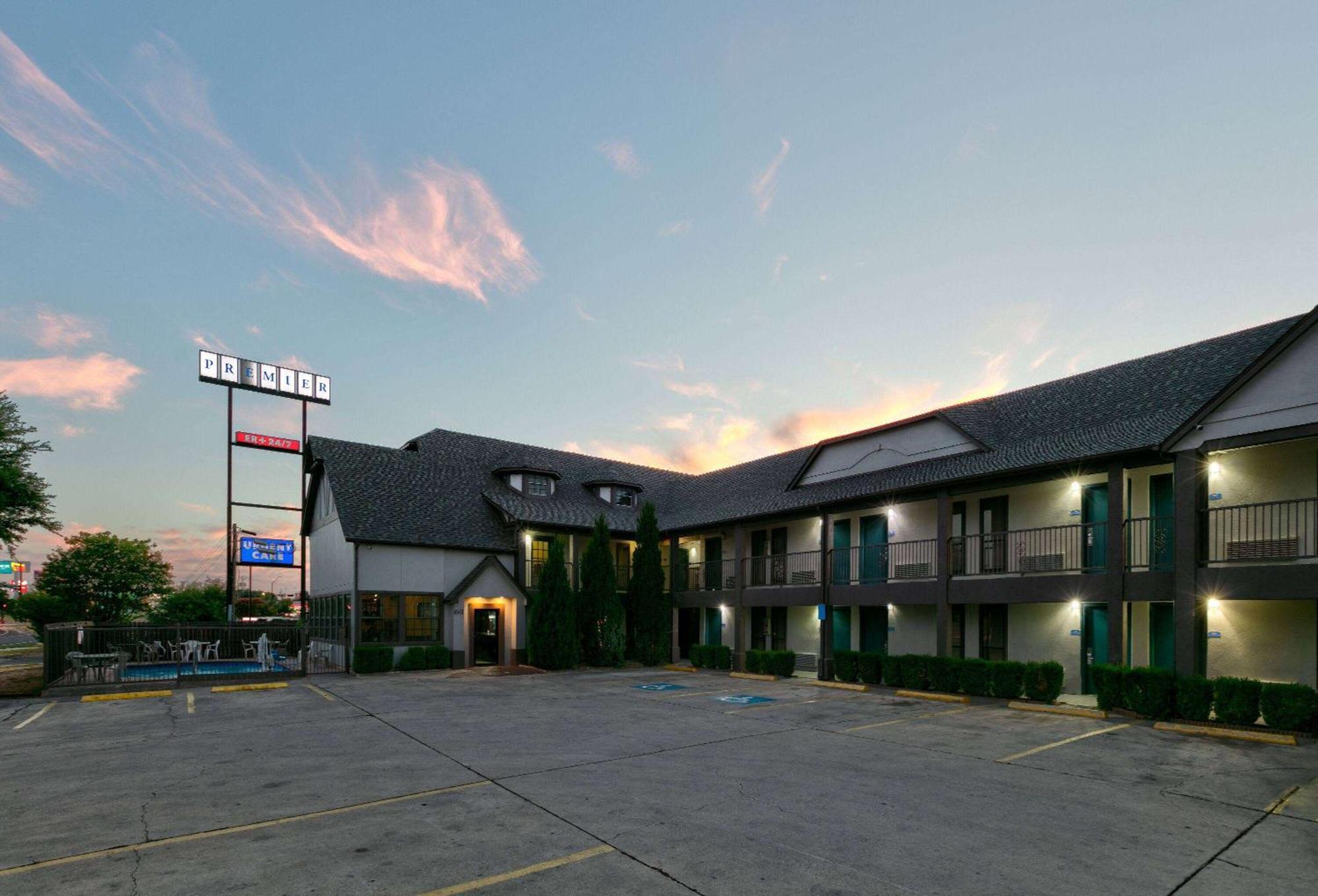 ฮาวเวิร์ด จอห์นสัน บาย วินด์แฮม ซานมาร์คอส Hotel ภายนอก รูปภาพ