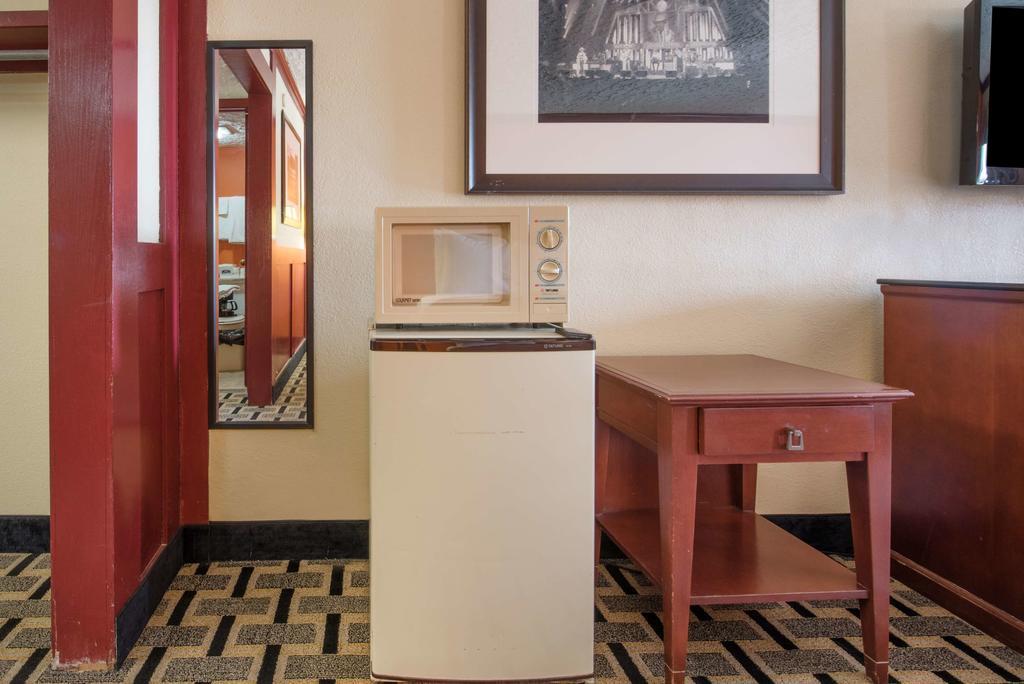 ฮาวเวิร์ด จอห์นสัน บาย วินด์แฮม ซานมาร์คอส Hotel ภายนอก รูปภาพ